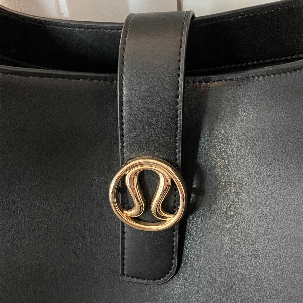 Lululemon - Leather Alternative Shoulder Bag - NWT - Picture 3 of 10